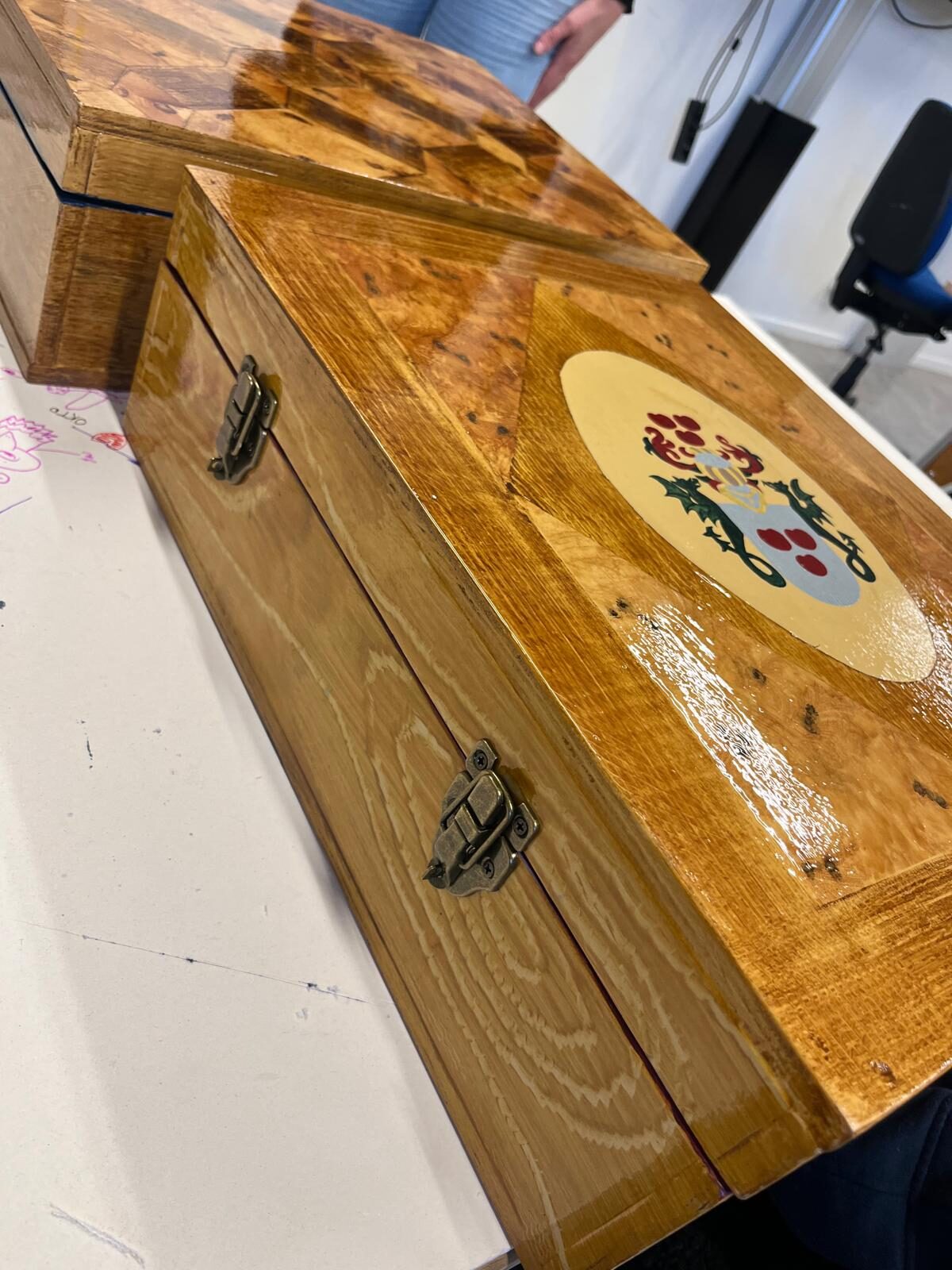 Houten kist met wapenschild